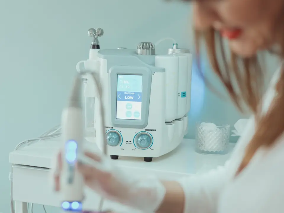 Illustrative photo of a machine-assisted hydrating facial, not a Mystique client and not Ria